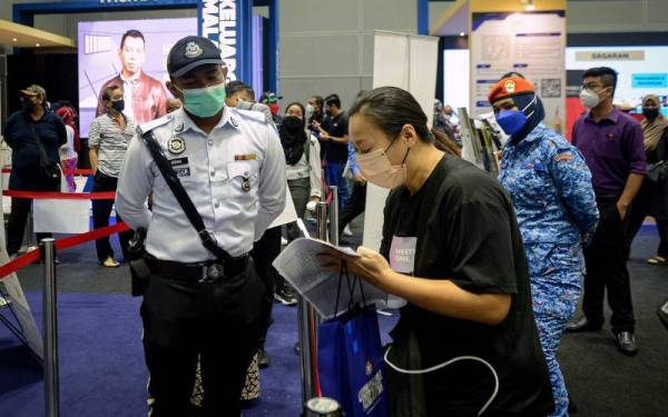 Orang ramai tidak melepaskan peluang untuk membayar kompaun saman trafik sempena program 100 hari Aspirasi #Keluarga Malaysia di Pusat Konvensyen Kuala Lumpur (KLCC) hari ini. - Foto Bernama