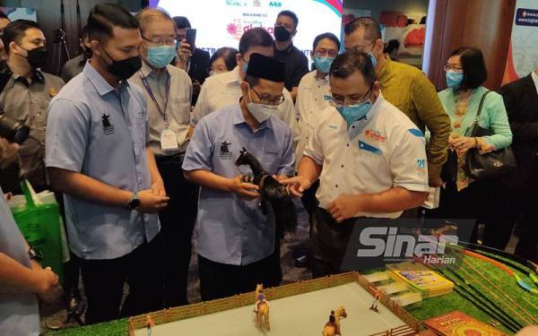 Amirudin (kanan) ketika melawat salah sebuah reruai pada konvensyen TSGC2021 di Hotel New World, Petaling Jaya pada Jumaat.