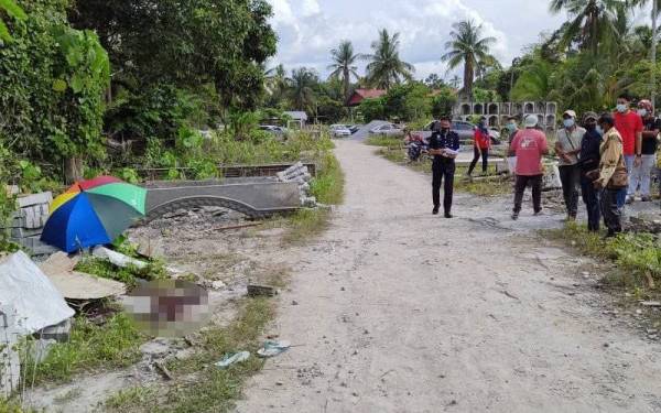 Orang ramai berada di lokasi kejadian seorang tukang kayu yang maut digilis jentolak di sebuah premis perniagaan di Kilometer 29 Jalan Kuala Pilah - Simpang Pertang, Jempol pada Jumaat. - Foto ihsan Polis Jempol