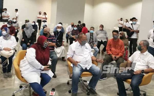 Sidang media Projek Pembangunan Semula Kampung Sungai Baru di The Hall, KL Gateway Mall di Kuala Lumpur pada Jumaat.