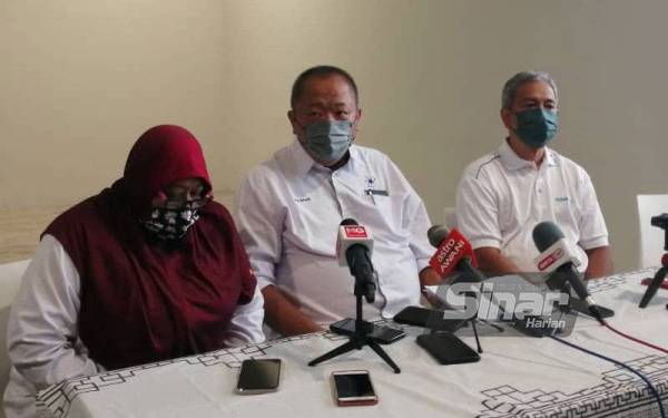 Abdul Hadi (kanan) ketika sidang media Projek Pembangunan Semula Kampung Sungai Baru di The Hall, KL Gateway Mall di Kuala Lumpur pada Jumaat.