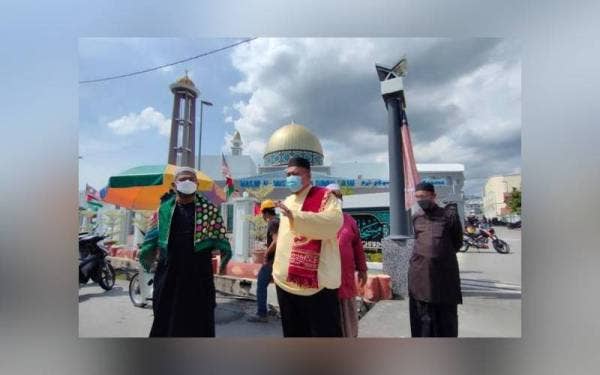 Perhimpunan yang berlangsung selama 20 minit selepas solat Jumaat itu bagi mendesak kerajaan benarkan jemaah menunaikan solat dalam keadaan saf yang rapat. - Foto Astro Awani