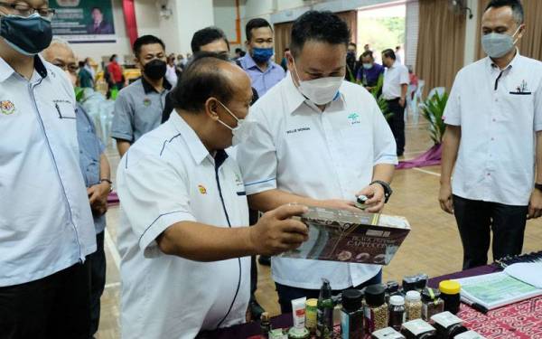Willie (tengah) melawat pameran produk sawit selepas merasmikan majlis Jelajah Agrikomoditi di Dewan Balu Tayung yang terletak 80 km dari bandaraya Kuching pada Jumaat. - Foto Bernama