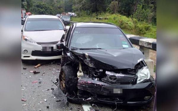 Dua kenderaan yang turut terlibat dalam kemalangan di Kilometer 130, Jalan Raya Timur Barat, Jeli pada Jumaat.