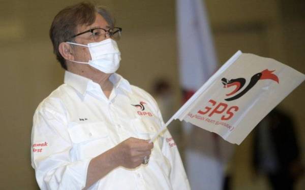Abang Johari mengibarkan bendera GPS selepas melancarkan buku manifesto GPS bagi Pilihan Raya Negeri Sarawak ke-12 baru-baru ini. - Foto Bernama