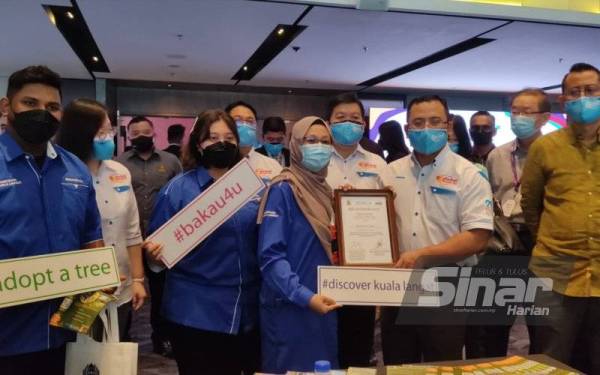 Amirudin (dua dari kanan) dan Loy Sian melawat Konvensyen Global Tourism Selangor 2021 di Petaling Jaya pada Jumaat.