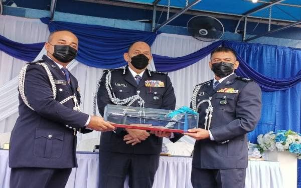 Mior Faridalathrash menyaksikan penyerahan tongkat kuasa jawatan Ketua Polis Daerah Kampar antara Hasron Nazri (kiri) dengan Mohamad Nazri.