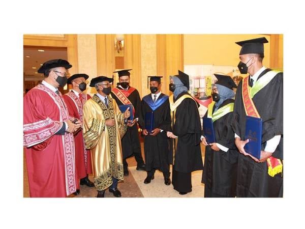 Ismail (dua dari kiri) beramah mesra dengan sebahagian daripada graduan pada majlis berkenaan.