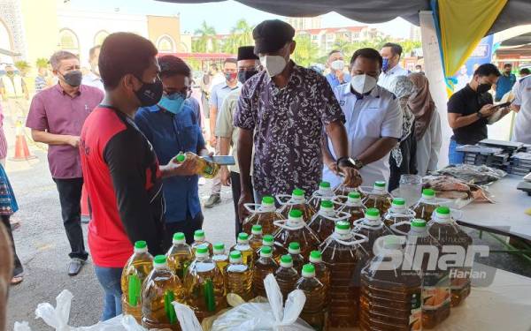 Rosol ketika meninjau PJKM yang dianjurkan di pekarangan Masjid Daerah Seberang Perai Tengah pada Sabtu.