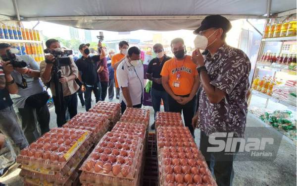 Rosol ketika meninjau PJKM yang dianjurkan di pekarangan Masjid Daerah Seberang Perai Tengah pada Sabtu.