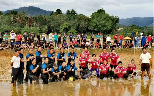 Pasukan Aminuddin(berbaju biru) menentang pasukan selebriti.