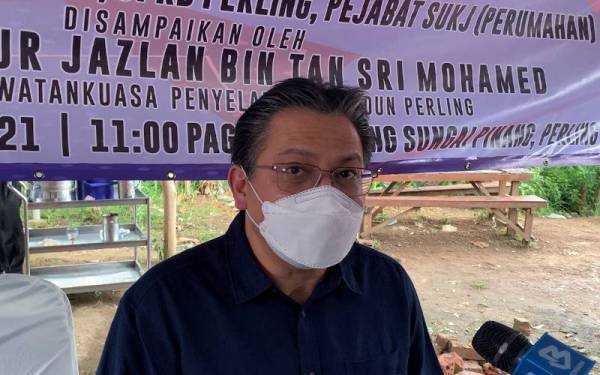 Nur Jazlan pada sidang akhbar selepas merasmikan Majlis Penyerahan Surat Tawaran Projek Perumahan Rakyat Perling di Johor Bahru pada Sabtu.