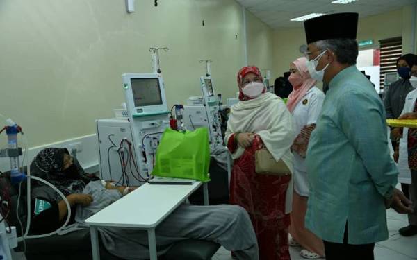 Al-Sultan Abdullah dan Tunku Azizah bertanya khabar pesakit yang menjalani rawatan selepas berkenan mencemar duli berangkat merasmikan Pusat Hemodialisis YASA Pekan, di sini pada Sabtu.