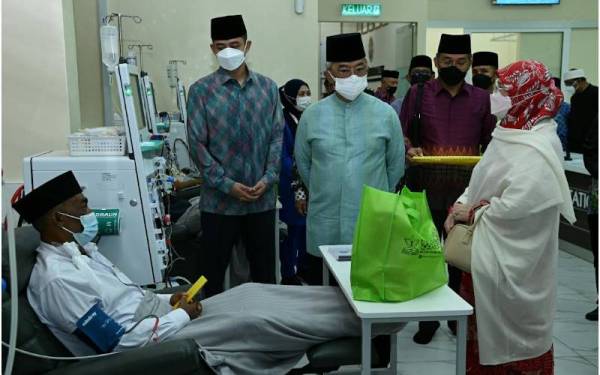 Al-Sultan Abdullah dan Tunku Azizah serta Tengku Hassanal bertanya khabar pesakit yang menjalani rawatan selepas berkenan mencemar duli berangkat merasmikan Pusat Hemodialisis YASA Pekan, di sini pada Sabtu.