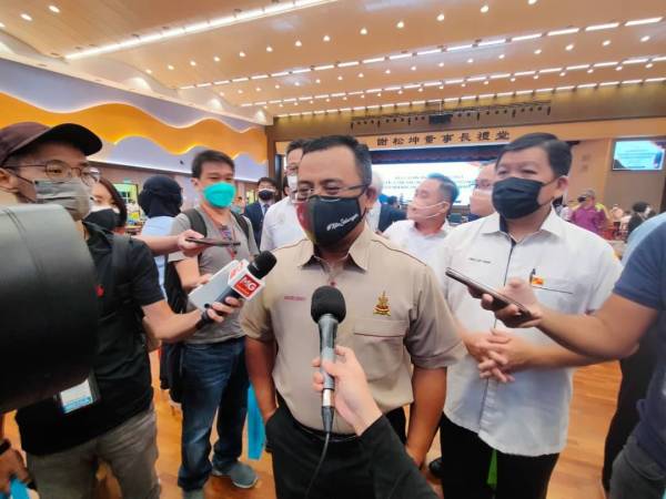 Amirudin (tengah) ketika ditemui pemberita pada Program Ramah Mesra Bersama Penerima Bantuan Sekolah di SMPC Ping Hwa.