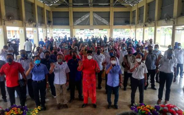 Abdul Rahman (tengah) bergambar kenangan bersama tetamu dan penerima yang hadir sempena program tersebut di SK Penjom, Lipis pada Sabtu.