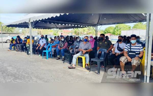 Orang ramai menunggu giliran untuk menjelaskan bayaran saman PDRM di IPD Kota Bharu pada Sabtu.
