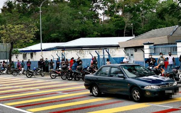 Orang ramai sanggup beratur panjang di luar IPD Seremban untuk menikmati tawaran pengurangan kadar kompaun saman bersempena Program 100 Hari Aspirasi Keluarga Malaysia (AKM).