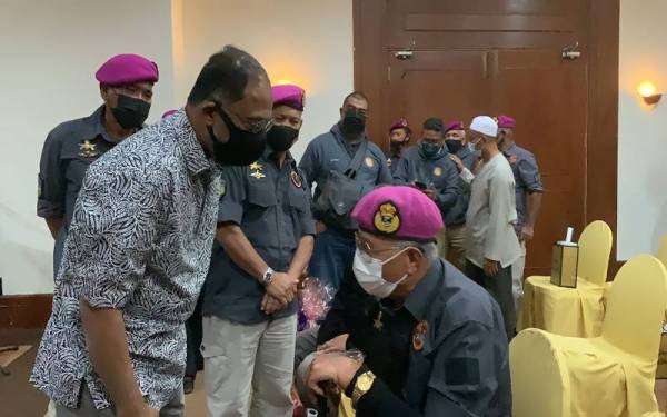 Zambry (kiri) beramah mesra dengan bekas anggota Pasukan Khas Laut (Pascal) ketika hadir merasmikan Mesyuarat Agung Tahunan Keempat Persatuan Veteran Paskal di Lumut pada Sabtu.