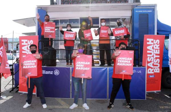 Mohd Fauzi (belakang kiri) bergambar bersama-sama pasukan Konvoi #RasuahBusters.