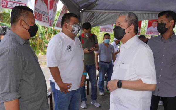 Fadillah tiba di Samarindah, Kota Samarahan bagi melihat rancangan tebatan banjir kawasan Kota Samarahan, pada Sabtu.