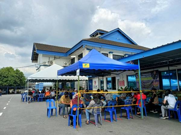 Orang ramai yang menyerbu IPD Ipoh masih mematuhi SOP ketika membuat bayaran saman sempena diskaun 80 peratus ketika tinjauan pada Sabtu.