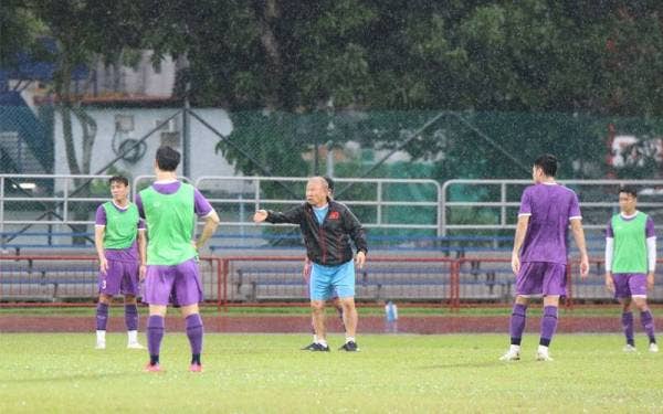 Hang-Seo (tengah), memberikan arahan kepada pemain pada sesi latihan. - Foto Vietnam football