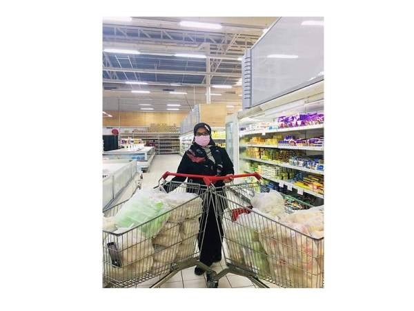 Khadijah menambah stok kuih sejuk beku yang dikeluarkannya di beberapa pasar raya di Kemaman.