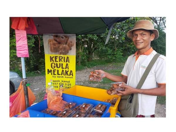 Mohd Kamel merekodkan purata jualan kuih keria Melaka 700 biji sehari.