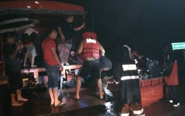 Pasukan bomba membantu memindahkan penduduk yang terjejas di tiga kampung di Kota Marudu.