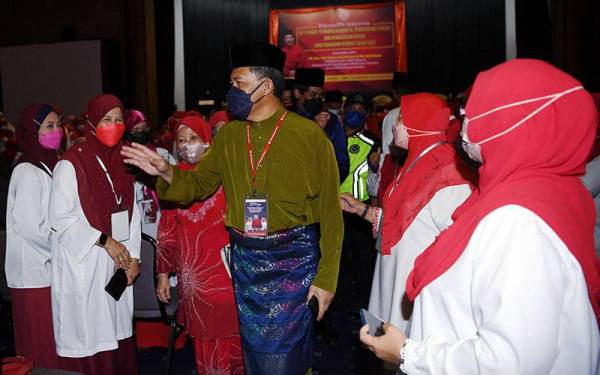 Mohamad (tengah) hadir pada Perasmian Serentak Wanita, Pemuda dan Puteri UMNO Bahagian Rembau hari ini. - Foto Bernama