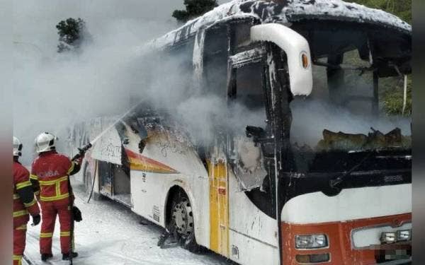 Bomba sedang memadam kebakaran sebuah pas persiaran yang membawa 45 pekerja kilang yang baharu selesai menerima vaksin Covid-19 pada Ahad.