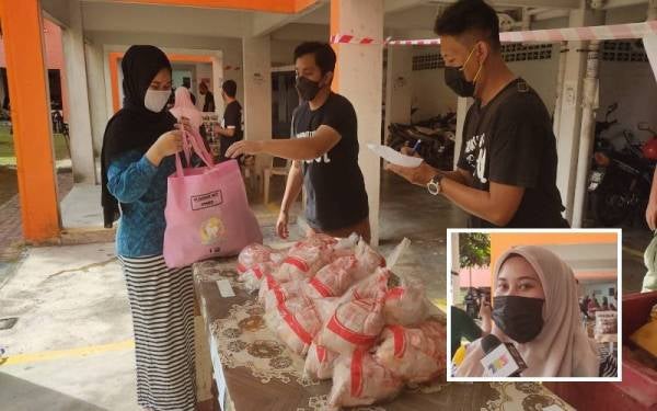 Penghuni di Pangsapuri Sri Melewar Taman TTDI Jaya, di sini mengambil barangan basah di stesen-stesen yang menempatkan barang tertentu seperti ayam, ikan, sayur dan lain-lain. (Gambar kecil: Nurafizah)