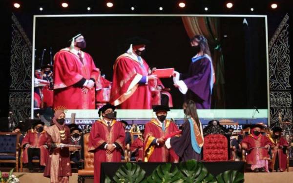 Salah seorang daripada 547 graduan tahun 2020 dan 2021 yang telah berjaya menamatkan pengajian dalam pelbagai peringkat pengajian diraikan dalam Istiadat Konvokesyen Aswara dengan pematuhan prosedur operasi standard (SOP) yang ketat.