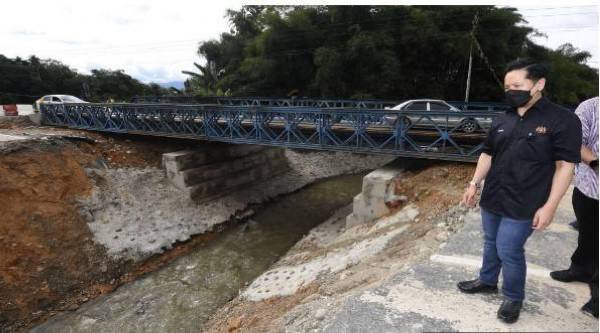 Arthur ketika meninjau jalan runtuh di kawasan Kampung Liau Laut pada Ahad. - Foto Bernama