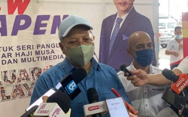 Annuar Musa menjawab soalan pemberita ketika ditemui pada Program Sembang Warung anjuran Jabatan Penerangan Malaysia Sarawak di Anjung Usahawan Gedong pada Ahad.