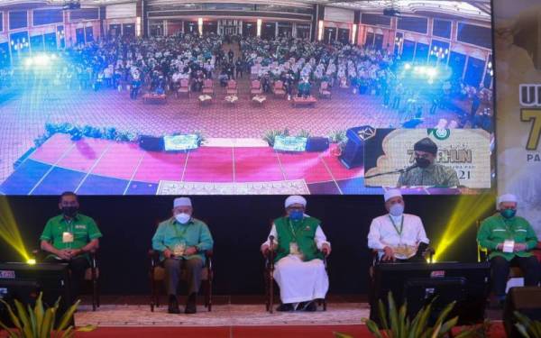 Abdul Hadi Awang (tengah) dalam Majlis Sambutan Ulang Tahun Pas Ke-70 di Dewan Konvensyen, Taman Tamadun Islam (TTI) di Kuala Terengganu pada Ahad