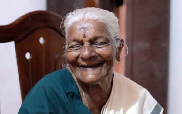 Seorang nenek, Kuttiyama lulus peperiksaan celik huruf ketika berusia 104 tahun. - Foto BBC