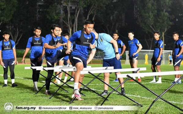 Skuad Harimau Malaya menjalani latihan di Stadium Yishun, Singapura baru-baru ini. -Foto FB FAM