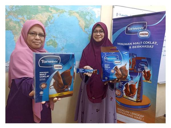 Pengurus Tanweer Cocoa, Norazizah Ja'far (kiri) dan Pengurus Koperasi At-Tanwiriah Muar Berhad, Normala Mohd Ali menunjukkan produk Tanweer Cocoa.
