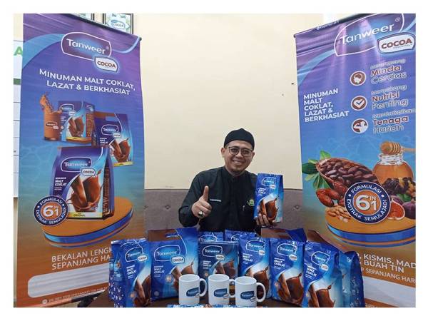 Kamalulnizam menunjukkan produk Tanweer Cocoa keluaran Koperasi At-Tanwiriah Muar Berhad.