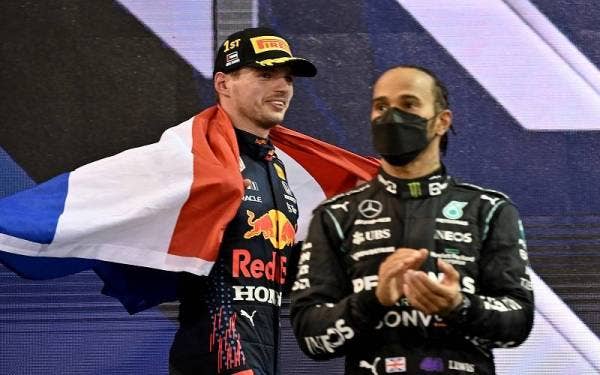 Hamilton (kanan) bersama dengan Verstappen selepas perlumbaan F1 di GP Abu Dhabi. - Foto AFP