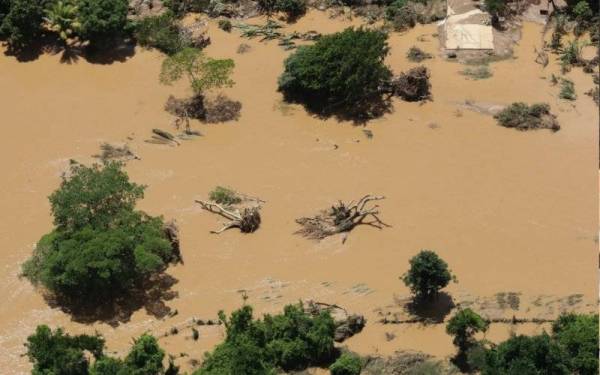 Lebih 200 anggota bomba tentera menyelamatkan orang ramai dalam komuniti yang terjejas dengan sokongan dua helikopter.
