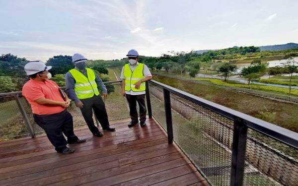 Veerapan (tengah) melawat kawasan projek perumahan Iringan Bayu di Mambau.