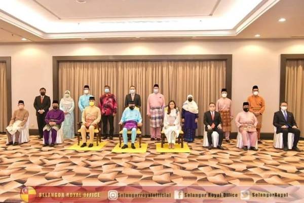 Sultan Selangor, Sultan Sharafuddin Idris Shah berkenan berangkat ke Majlis Santapan Diraja bersama exco kerajaan negeri.