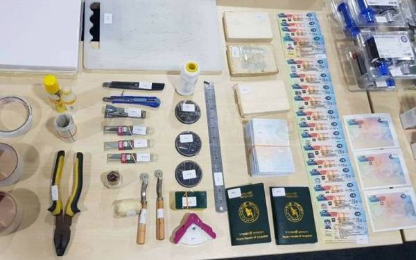 Antara barang yang dirampas dalam operasi khas di sebuah apartment di Wangsa Maju di sini pada 6 Disember lalu.