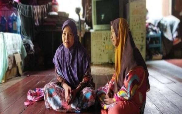 Siti Hajar cekal menjaga ibu mentuanya, Ramlah (kanan) yang mengalami strok sebelah badan dan baru sahaja sembuh, namun hanya boleh bergerak perlahan-lahan.