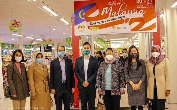 Nadzirah (tiga dari kanan) bersama Kaunselor Pertanian, Muhamed Salim Mohd Ali dan beberapa wakil agensi serta pengurusan pasaraya sewaktu merasmikan Program Taste of Malaysia 2021 di pasaraya Amazing Oriental, Belanda.