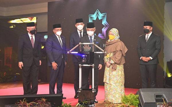 Al-Sultan Abdullah dan Raja Permaisuri Agong berkenan berangkat menyempurnakan majlis pelancaran Aplikasi MyKariah di Kompleks Yayasan Pahang, Kuantan pada Isnin. - Foto FB Istana Negara