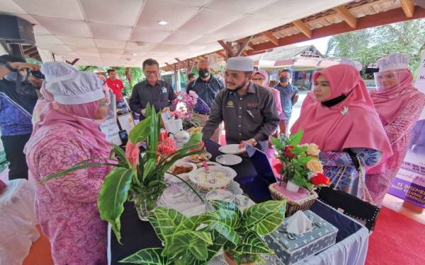 Nik Zawawi (dua dari kanan) ketika proses menilai masakan yang dipertandingkan sempena Program Dari Dapur Peladangnita 'Masok Mende Weh' anjuran Lembaga Pertubuhan Peladang (LPP) Terengganu di Bukit Keluang Beach Resort, Kampung Raja, Besut pada Isnin.